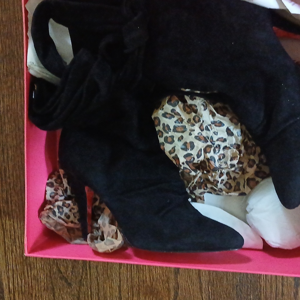Betsey Johnson boots blacksuede